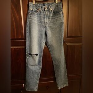 Women Levi’s Distressed Jeans